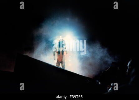 Alice Cooper à PARIS. - 1975 - France / Ile-de-France (région) / Paris - Alice Cooper à PARIS. - Alice Cooper sur scène ; - Paris, France ; 1975 ; - - - Philippe Gras / Le Pictorium Banque D'Images