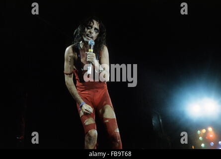 Alice Cooper - 1975 - France / Ile-de-France (région) / Paris - Alice Cooper - Alice Cooper ; - Live in Concert - ; Paris, France ; 1975 ; - - - Philippe Gras / Le Pictorium Banque D'Images