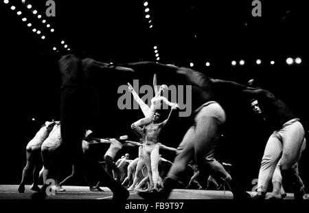 Chorégraphie Maurice Béjart. - 1966 - France / Ile-de-France (région) / Paris - chorégraphie Maurice Béjart. - L'AMANDIER chorégraphie pour le "Neuvième symphonie' dans - Paris-Palais des sports ; - 1966 ; - Crédit : ; - Philippe Gras / Le Pictorium Banque D'Images