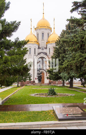 Volgograd, Russie - 5 novembre, 2015 : Le point de vue d'un charnier de soldats de l'armée et 62 Eglise de Tous les Saints à Kurg Mamaïev Banque D'Images