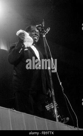 Louis Armstrong - 1961 - - - Louis Armstrong Louis Armstrong ; - Salle Pleyel - Paris ; 1961 ; - ; - Crédit : ; - Philippe Gras / Le Pictorium Banque D'Images