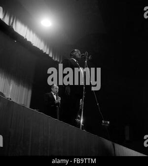 Louis Armstrong sur un étage (salle Pleyel, Paris) - 1961 - Louis Armstrong - on-stage (salle Pleyel, Paris) - Louis Armstrong - ; ; 1961 - Crédit : ; - Philippe Gras / Le Pictorium Banque D'Images