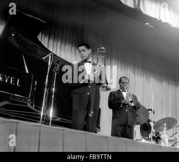 Louis Armstrong, Trummy YOUNG, Barney BIGARD - - Louis Armstrong, Trummy YOUNG, Barney BIGARD - Louis Armstrong - Trummy YOUNG ; ; - Barney BIGARD ; - à la Salle Pleyel, Paris, France ; - 1961 ; - Crédit : ; - Philippe Gras / Le Pictorium Banque D'Images