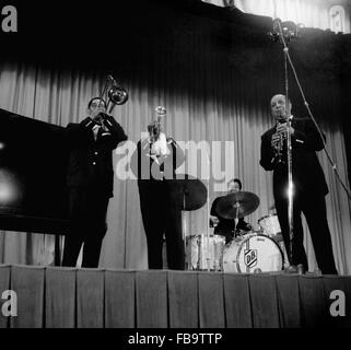 Louis Armstrong , Trummy YOUNG, Barney BIGARD - - Louis Armstrong , Trummy YOUNG, Barney BIGARD - Louis Armstrong ; - Barney BIGARD ; - Trummy YOUNG ; - à la Salle Pleyel, Paris, France ; - 1961 ; - Crédit : ; - Philippe Gras / Le Pictorium Banque D'Images