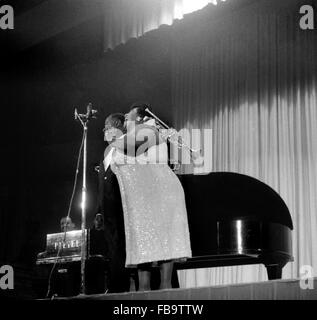 Louis Armstrong et la chanteuse de jazz américaine Velma MIDDLETON - 1961 - - Louis Armstrong et la chanteuse de jazz américaine Velma MIDDLETON - Louis Armstrong ; - Velma MIDDLETON ; - Crédit : ; - Philippe Gras / Le Pictorium Banque D'Images