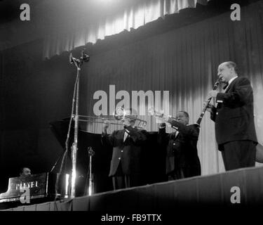 Louis Armstrong et ses musiciens à la Salle Pleyel. - - Louis Armstrong et ses musiciens à la Salle Pleyel. - Louis Armstrong ; - Crédit : ; - Philippe Gras / Le Pictorium Banque D'Images