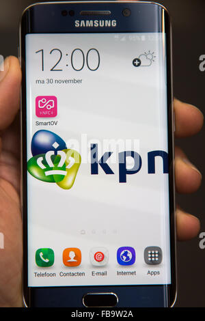 Toutes les entreprises de transport néerlandaise a commencé en collaboration avec les compagnies de téléphone (Vodafone et KNP) une expérience dans laquelle les usagers peuvent vérifier dans et par téléphone mobile sur les transports publics. Banque D'Images