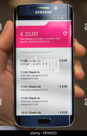 Toutes les entreprises de transport néerlandaise a commencé en collaboration avec les compagnies de téléphone (Vodafone et KNP) une expérience dans laquelle les usagers peuvent vérifier dans et par téléphone mobile sur les transports publics. Banque D'Images