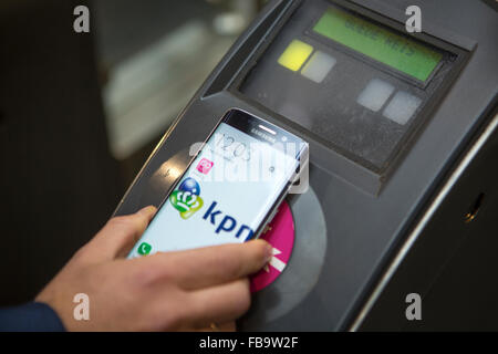 Toutes les entreprises de transport néerlandaise a commencé en collaboration avec les compagnies de téléphone (Vodafone et KNP) une expérience dans laquelle les usagers peuvent vérifier dans et par téléphone mobile sur les transports publics. Banque D'Images