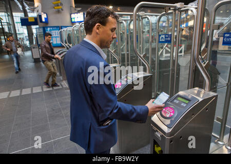 Toutes les entreprises de transport néerlandaise a commencé en collaboration avec les compagnies de téléphone (Vodafone et KNP) une expérience dans laquelle les usagers peuvent vérifier dans et par téléphone mobile sur les transports publics. Banque D'Images