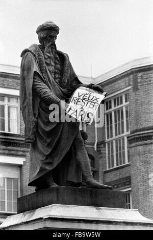 Mai 1968 Protestation - 1968 - - mai 1968 Protestation - statue de Gutenberg en face de l 'imprimerie nationale' (Paris) bâtiment avec un message symbolique pour éviter le déplacement à Strasbourg. (1968) - Sculpteur : David d'Angers. - Philippe gras / le pictorium Banque D'Images