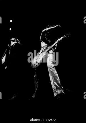 Le guitariste Jimmy page et le chanteur Robert Plant (Led Zeppelin) - 1969 - France / Ile-de-France (région) / Paris - Le guitariste Jimmy page et le chanteur Robert Plant (Led Zeppelin) - Jimmy Page ; - Robert Plant ; - bande de Led Zeppelin ; - à l'Olympia ; - 1969 ; - Crédit : - Philippe Gras / Le Pictorium Banque D'Images