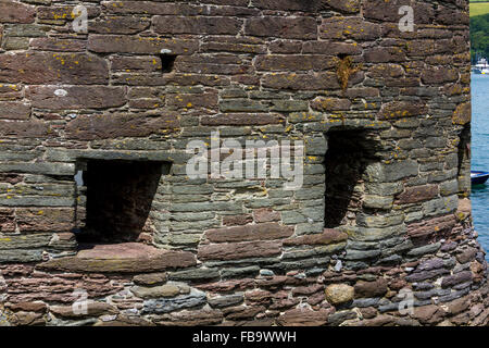 Détail de construction extérieure de l'enceinte fortifiée et les ports d'armes à feu historiques au Bayards Cove Fort ; rivière Dart, Dartmouth, Devon, Angleterre. Banque D'Images