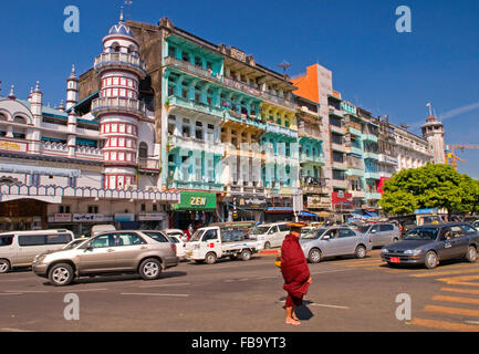 Les bâtiments coloniaux colorés à Yangon, Myanmar Banque D'Images