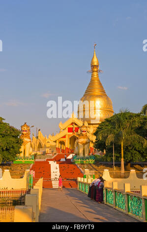 L'entrée de la Pagode Maha Maha Wizaya Wizara (pagode) à Yangon, Myanmar Banque D'Images