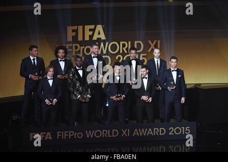 Zurich, Suisse. Jan 11, 2016. La FIFPro World XI FIFA Soccer/Football : joueurs FIFA FIFPro World XI (L-R) Thiago Silva, Luka Modric, Marcelo, Paul Pogba, Sergio Ramos, Neymar, Daniel Alves, Lionel Messi, Andres Iniesta, Cristiano Ronaldo posent avec le trophée au cours de la FIFA Ballon d'Or 2015 Gala au Kongresshaus de Zurich, Suisse . © Enrico Calderoni/AFLO SPORT/Alamy Live News Banque D'Images