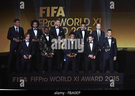 Zurich, Suisse. Jan 11, 2016. La FIFPro World XI FIFA Soccer/Football : joueurs FIFA FIFPro World XI (L-R) Thiago Silva, Luka Modric, Marcelo, Paul Pogba, Sergio Ramos, Neymar, Daniel Alves, Lionel Messi, Andres Iniesta, Cristiano Ronaldo posent avec le trophée au cours de la FIFA Ballon d'Or 2015 Gala au Kongresshaus de Zurich, Suisse . © Enrico Calderoni/AFLO SPORT/Alamy Live News Banque D'Images