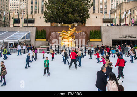 Plaza inférieur du Rockefeller Center avec patinoire et l'arbre de Noël, à Manhattan, New York, USA Banque D'Images