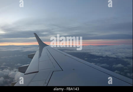 Vue à travers la fenêtre de l'avion au soleil montrant la poussière Banque D'Images