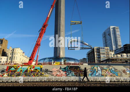 Les dernières sections de l'observation de l'pod je BA360 sont prêts pour le montage sur la plage de Brighton, East Sussex, Angleterre. Banque D'Images