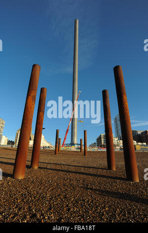 À côté du reste de la jetée Ouest une grue soulève les dernières sections de l'observation de l'pod je BA360 au cours de la construction des tours d'observation sur la plage de Brighton, East Sussex, Angleterre. Banque D'Images