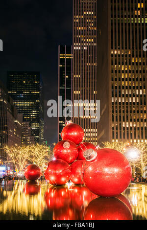 Décorations de Noël rouges géantes sur l'affichage sur l'Avenue des Amériques (6ème Avenue) pendant la saison de vacances, Manhattan, New York, USA Banque D'Images