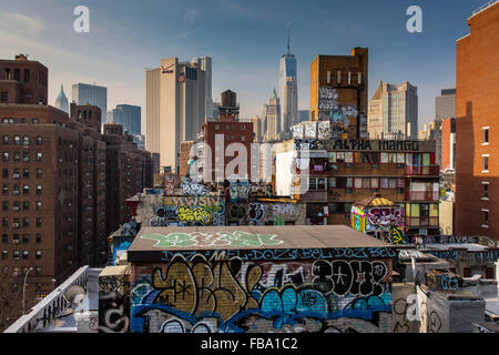 Graffiti sur le toit à Chinatown avec le bas Manhattan skyline derrière, New York, USA Banque D'Images