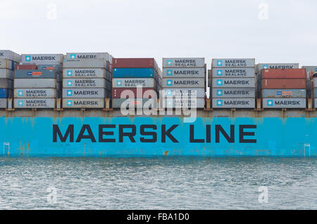 ROTTERDAM, Pays-Bas - 28 juin 2015 : conteneurs Maersk Line navire quittant le port de Rotterdam. Il est le premier conta Banque D'Images