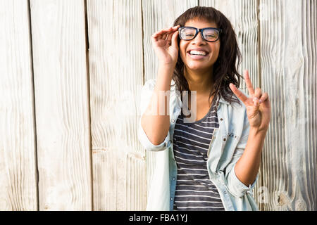 Smiling casual woman posing with glasses Banque D'Images