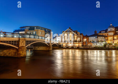 À la recherche sur la Tamise à Windsor dans la nuit en direction de pont de Windsor et Eton Banque D'Images
