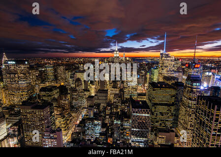 Vue sur Manhattan skyline at Dusk à partir du haut de la roche, New York, USA Banque D'Images