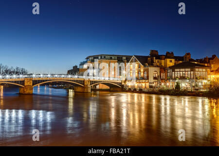 À la recherche sur la Tamise à Windsor dans la nuit en direction de pont de Windsor et Eton Banque D'Images