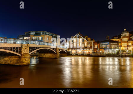 À la recherche sur la Tamise à Windsor dans la nuit en direction de pont de Windsor et Eton Banque D'Images