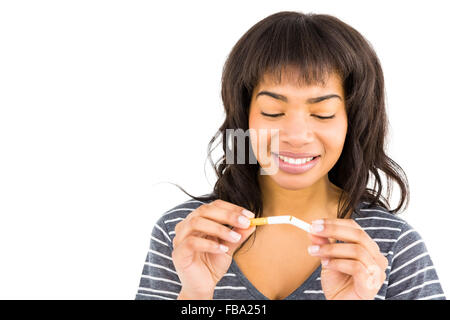 Femme briser une cigarette Banque D'Images