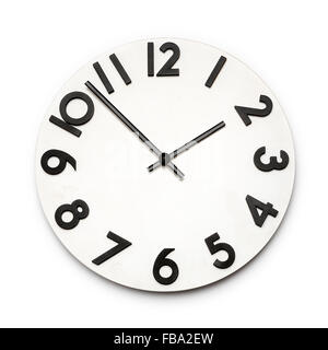 Horloge blanc avec chiffres noirs isolé sur fond blanc Banque D'Images