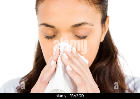 Woman blowing nose avec papier de soie Banque D'Images