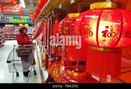 Shenyang, province de Liaoning en Chine. 13 Jan, 2016. Les gens achètent des couplets chinois pour célébrer la nouvelle année lunaire dans un supermarché à Shenyang, capitale de la province du Liaoning en Chine du nord-est, le 13 janvier 2016. © Long Lei/Xinhua/Alamy Live News Banque D'Images