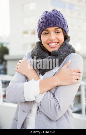 Femme sérieuse dans le manteau d'hiver Banque D'Images