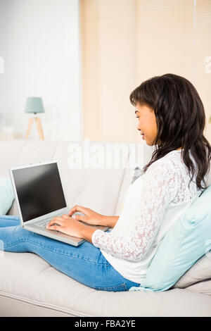 Pretty woman using her laptop Banque D'Images