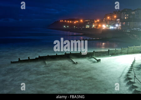 Vue de nuit de Cromer, Norfolk, Royaume-Uni. Prise de la jetée. Banque D'Images