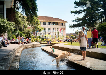 Vues générales de Bournemouth - un chien walker est presque tiré dans l'eau dans la basse Bourne Gardens UK Banque D'Images