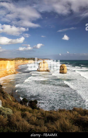 Gog et Magog, deux piles de roches à proximité de la douze apôtres, un monde-célèbre rock formation à la Great Ocean Road, près de Port Cam Banque D'Images