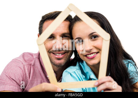 Young couple holding house shape Banque D'Images