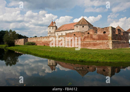 Fagaras célèbre château médiéval en Transylvanie reflet Banque D'Images