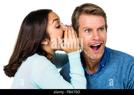 Woman whispering secret avec l'homme Banque D'Images
