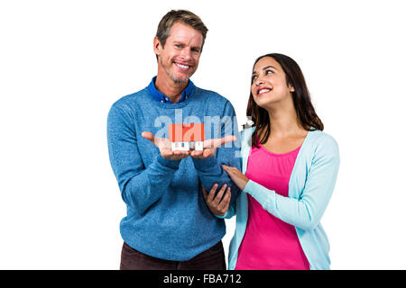 Heureux couple holding model house Banque D'Images