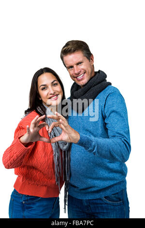 Smiling couple faisant avec les mains en forme de coeur Banque D'Images