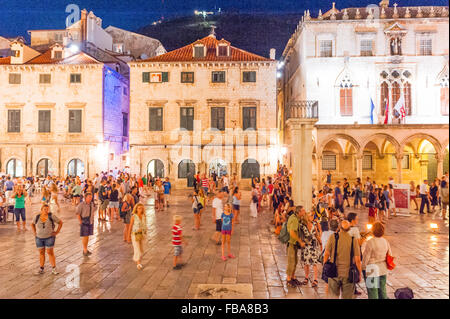 Les touristes à pied le long de la promenade de Stradun, Placa ou qui est la rue principale de la vieille ville de Dubrovnik, Dalmatie, la Croatie, l'Europe. Banque D'Images