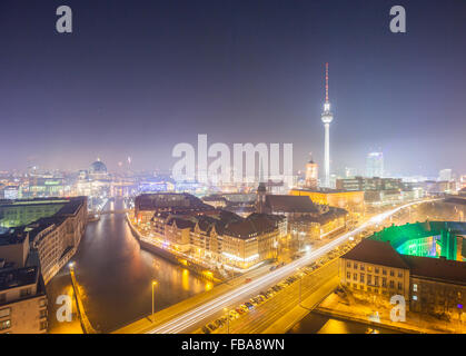 Vue sur Berlin Alexanderplatz de nuit avec le brouillard et la brume Banque D'Images