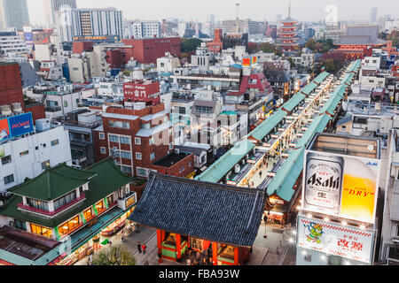 Le Japon, Honshu, Tokyo, Asakusa, la Rue Commerçante Nakamise et Temple Sensoji Temple Asakusa Kannon aka Banque D'Images